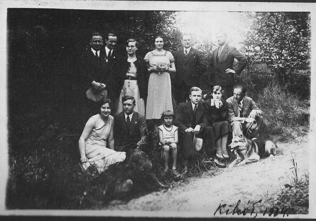 128. Jan Dykowski trzeci z prawej