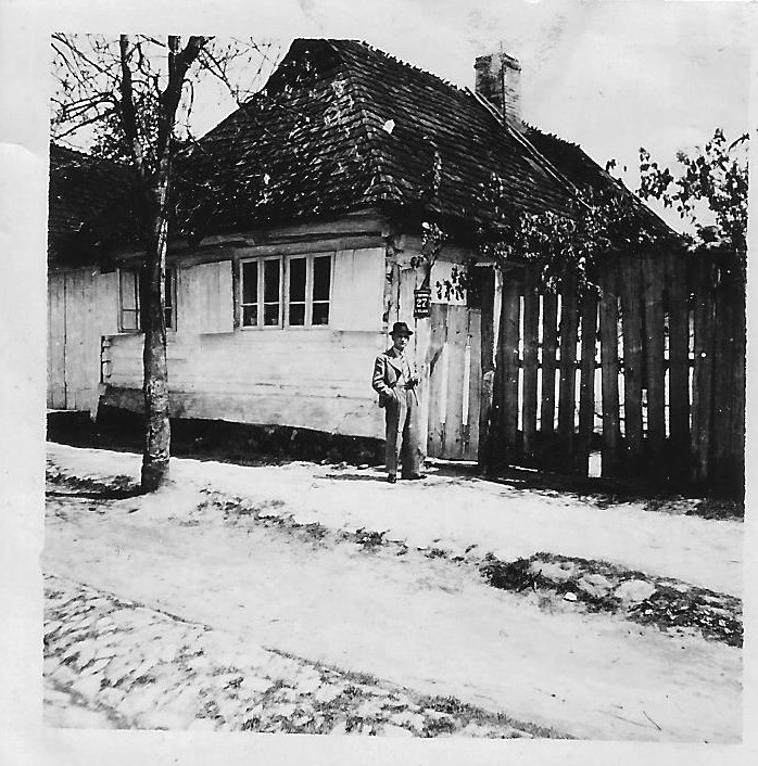 130. Jan Dykowski przed rodzinnym domem