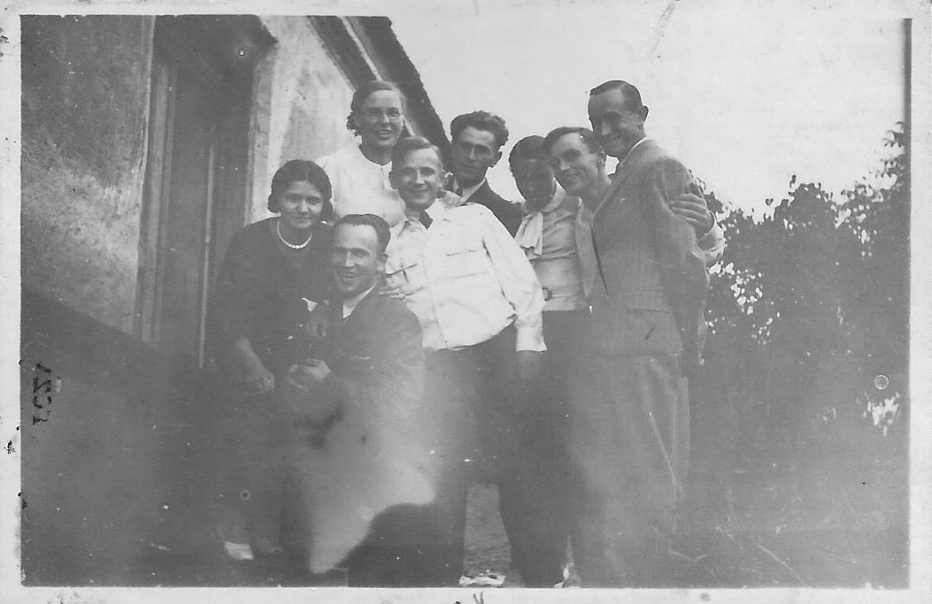 140. Jan Dykowski w środku z prawej - P. Grodzki z synem studentem Architektury PW z lewej Marysia Goranowska