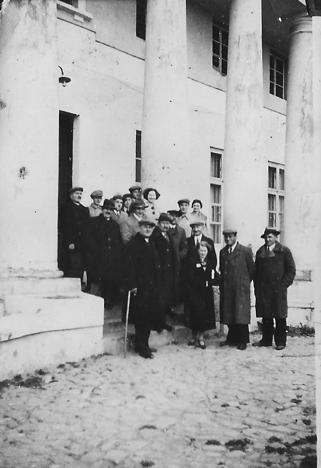 150. Przed pałacem w Kikole