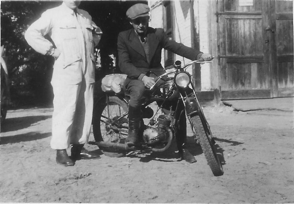 156. Bracia Dykowscy Benedykt na motocyklu