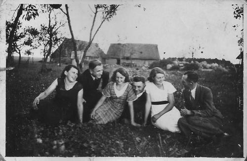 102. Jan Dykowski drugi z lewej