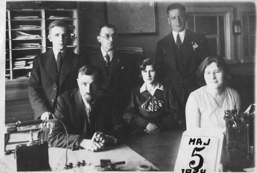 153. W Urzędzie Gminy Jan Dykowski z lewej. Cz. Lewandowska F. Smoleńska